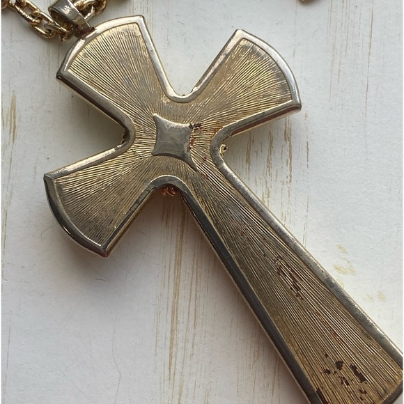 Vintage Avon Juliet Cross Pendant Necklace - Picture 5 of 10